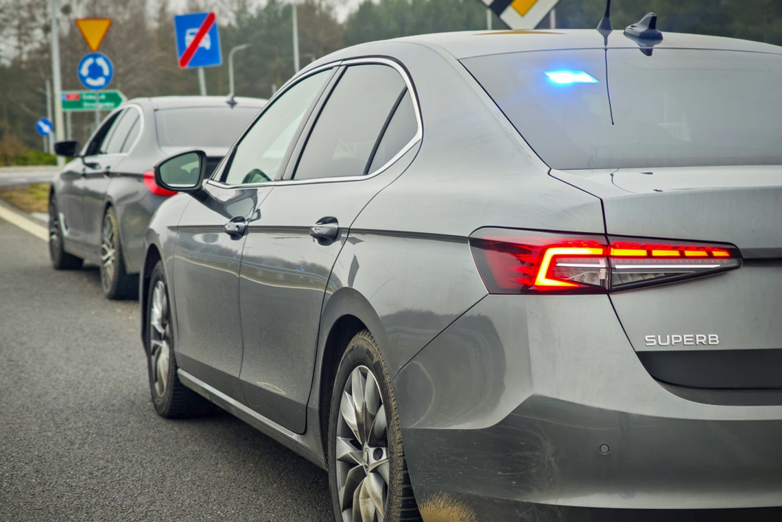 Przyjechał odebrać auto od ojca złapanego na prowadzeniu z zakazem. Okazało się, że też dalej nie pojedzie Przyjechał odebrać auto od ojca złapanego na prowadzeniu z zakazem. Okazało się, że też dalej nie pojedzie