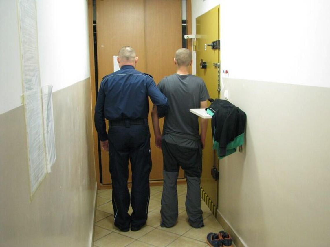 Przyjechał odwiedzić babcię i kopał w drzwi. Po zatrzymaniu znaleźli przy nim amfetaminę Przyjechał odwiedzić babcię i kopał w drzwi. Po zatrzymaniu znaleźli przy nim amfetaminę