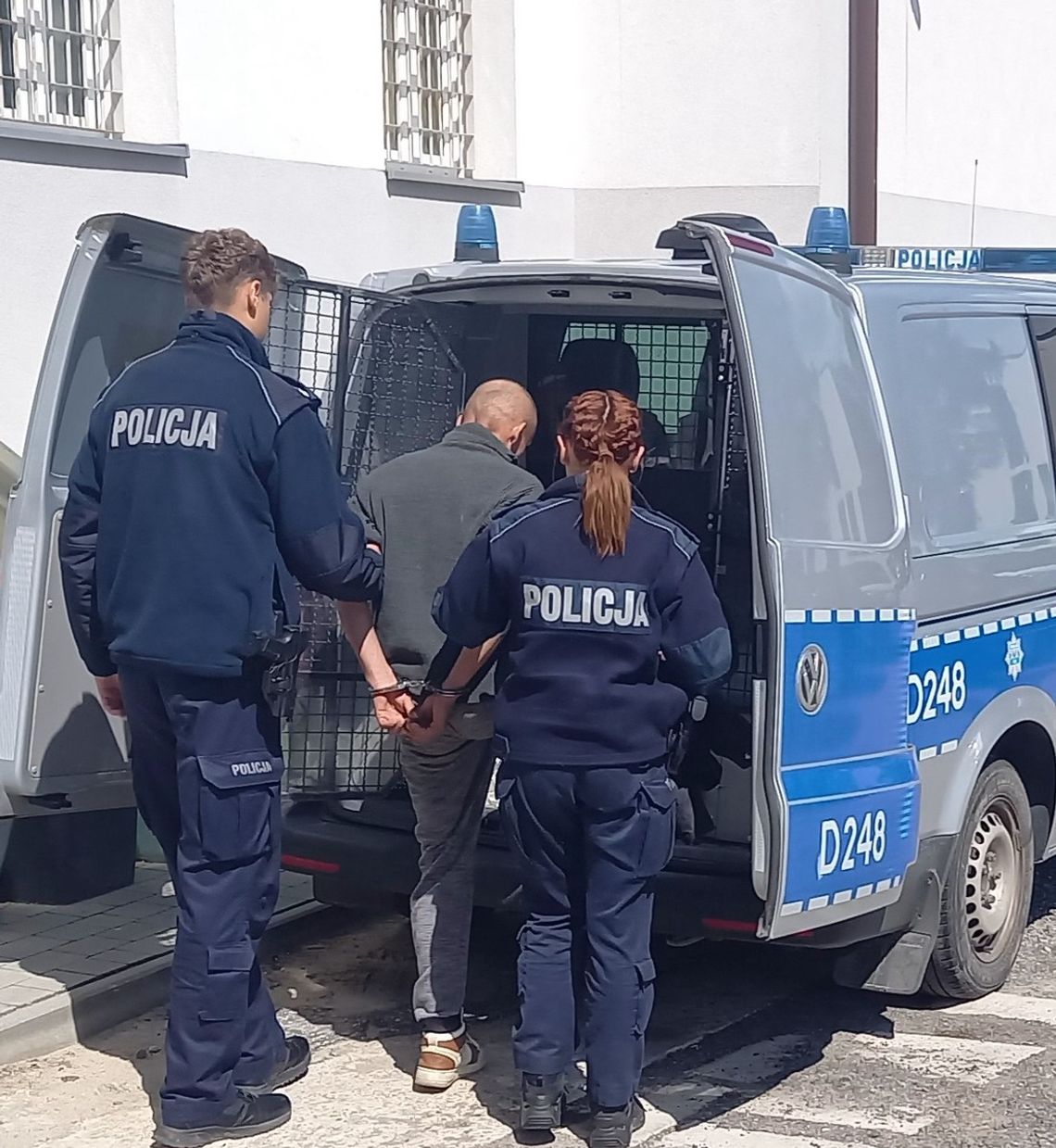 Przykładał żonie nóż do szyi i krzyczał, że zabije. 46-latek znęcał się też nad dziećmi. Został zamknięty w areszcie