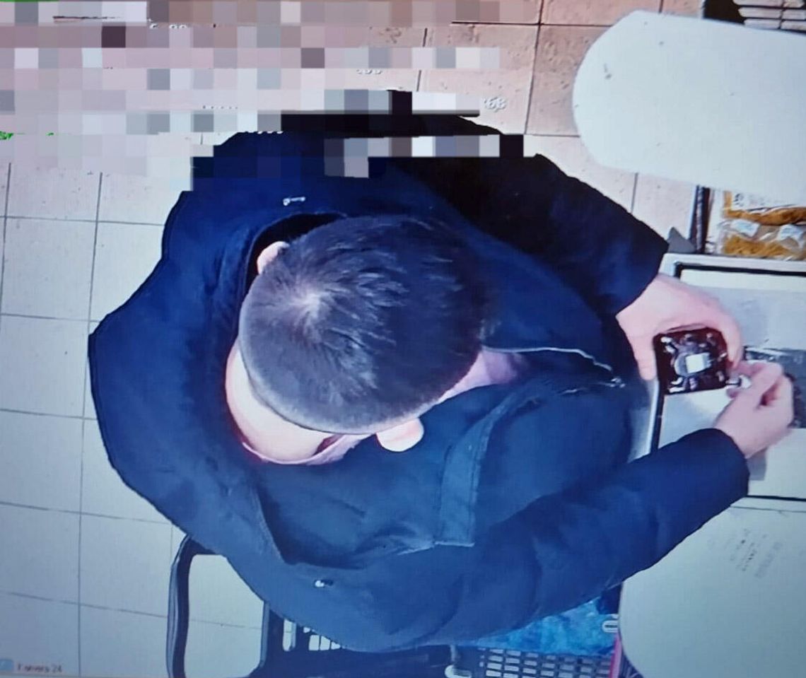 Przykleił kod kreskowy do ręki i zeskanował go jako whisky. Grozi mu za to nawet 8 lat więzienia Przykleił kod kreskowy do ręki i zeskanował go jako whisky. Grozi mu za to nawet 8 lat więzienia