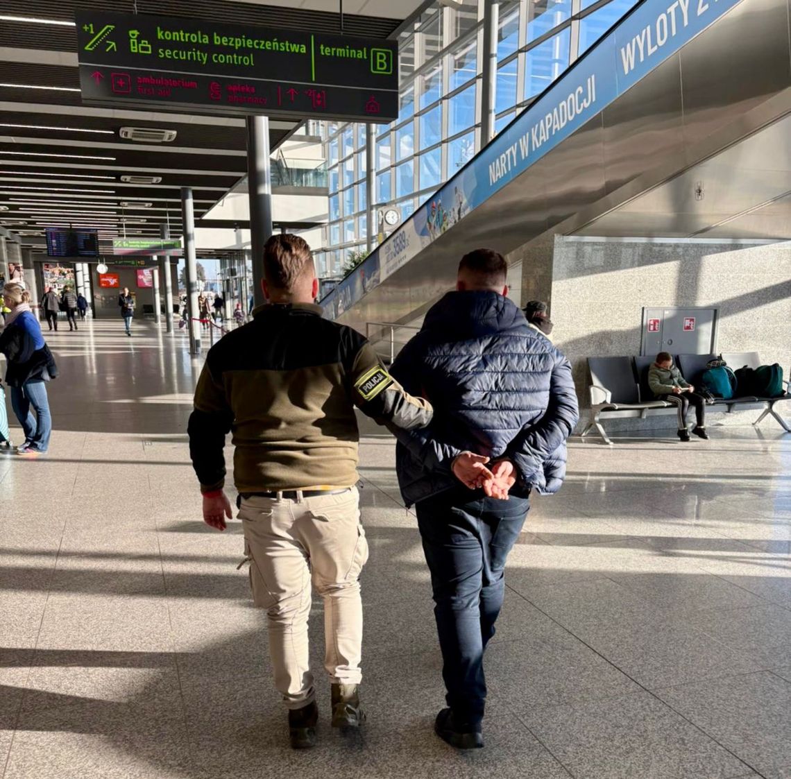 Przyleciał z Anglii i od razu mina mu zrzedła. Na lotnisku czekali policjanci z kajdankami