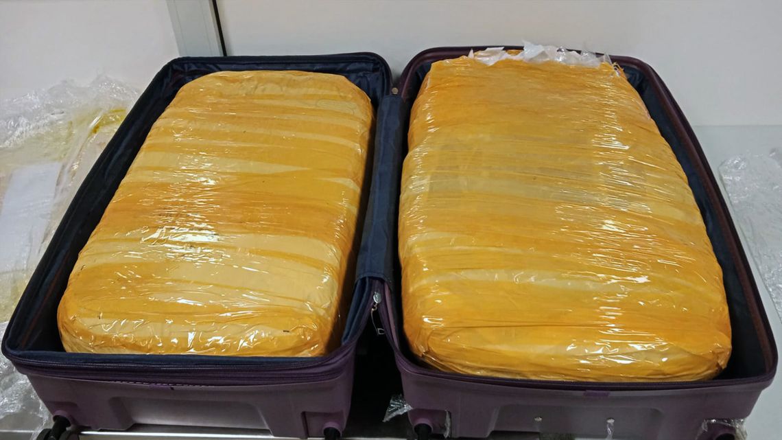 Przyleciał z Bangkoku z walizkami pełnymi narkotyków. W walizkach miał 45 kg marihuany