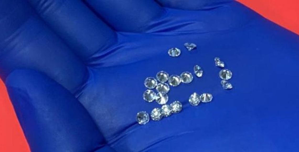 Przyleciała z Dubaju z diamentami ukrytymi w skarpetkach. Celnicy znaleźli kamienie za blisko milion złotych