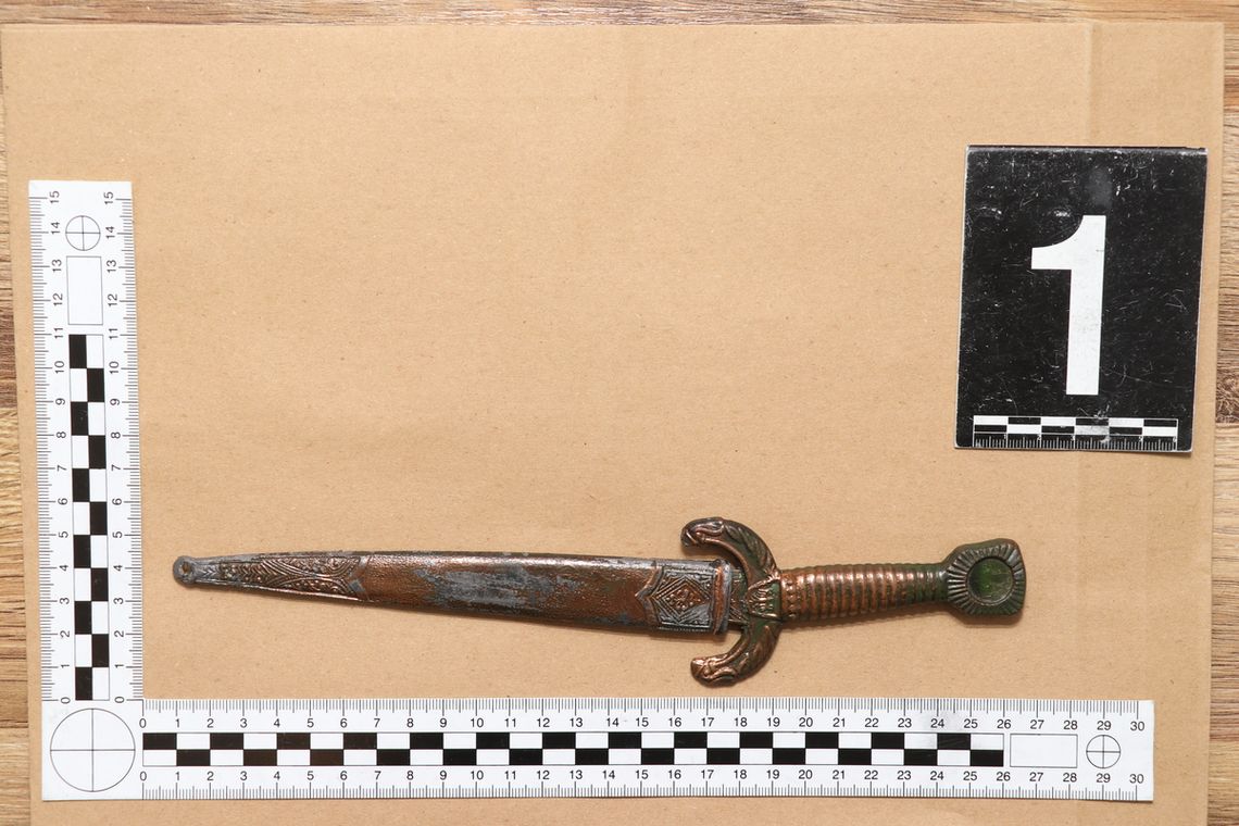 Przyłożył dziewczynie sztylet do gardła i groził, że zabije. Kobieta uciekła i wezwała pomoc