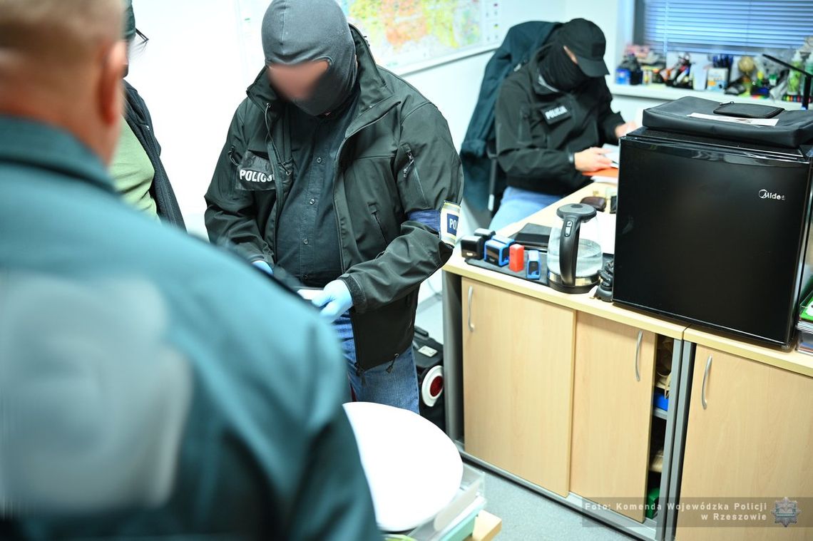 Przymykał oko na kierowców z Ukrainy. Funkcjonariusz ITD zatrzymany za branie łapówek