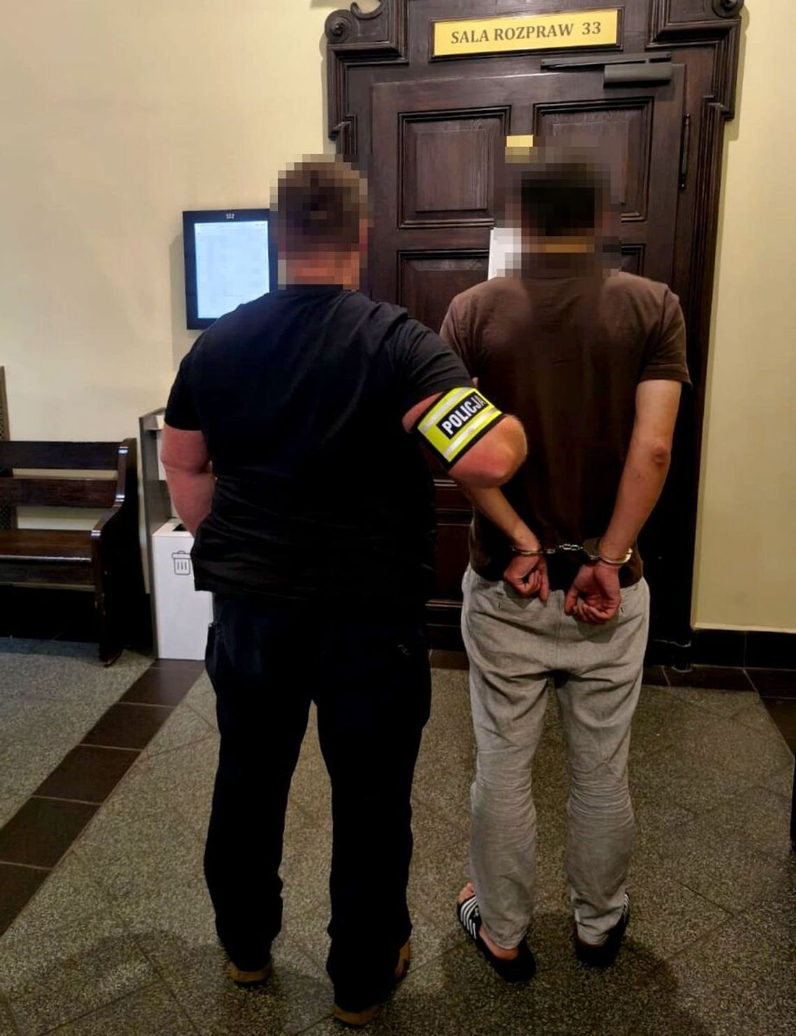 Przystawił ojcu nóż do gardła, matce groził oblaniem wrzątkiem. Policjanci przerwali rodzinny dramat Przystawił ojcu nóż do gardła, matce groził oblaniem wrzątkiem. Policjanci przerwali rodzinny dramat