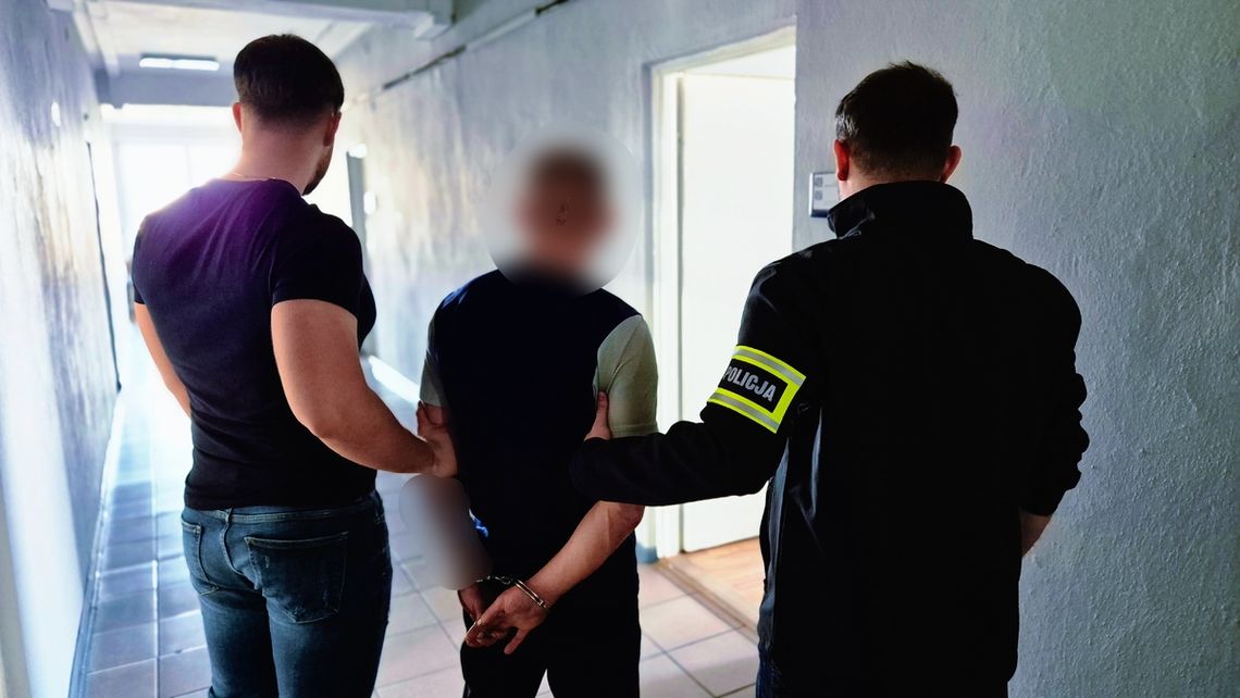 Przyszedł na komendę z amfetaminą w portfelu. Chciał zeznawać jako świadek, sam dostał zarzuty Przyszedł na komendę z amfetaminą w portfelu. Chciał zeznawać jako świadek, sam dostał zarzuty