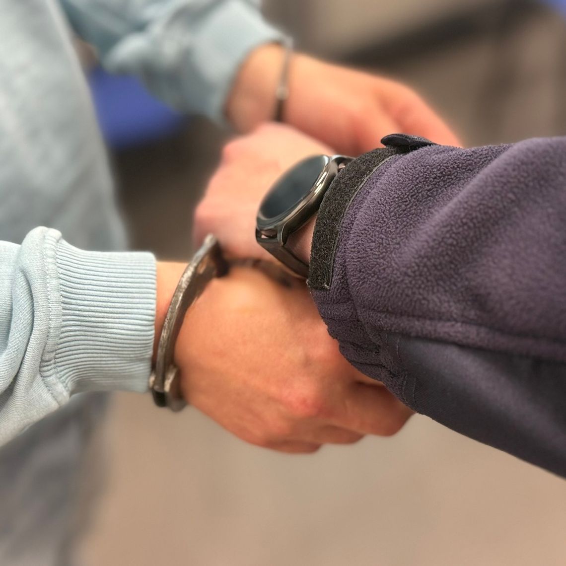 Przyszedł na komendę "z ciekawości". Okazało się, że jest poszukiwany, więc od razu trafił za kraty