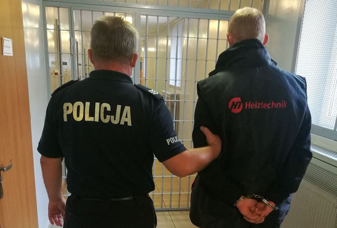 Przyszedł na komendę z ziołem w kieszeni. Gdy zaczął bredzić, policjant postanowił go przetrzepać