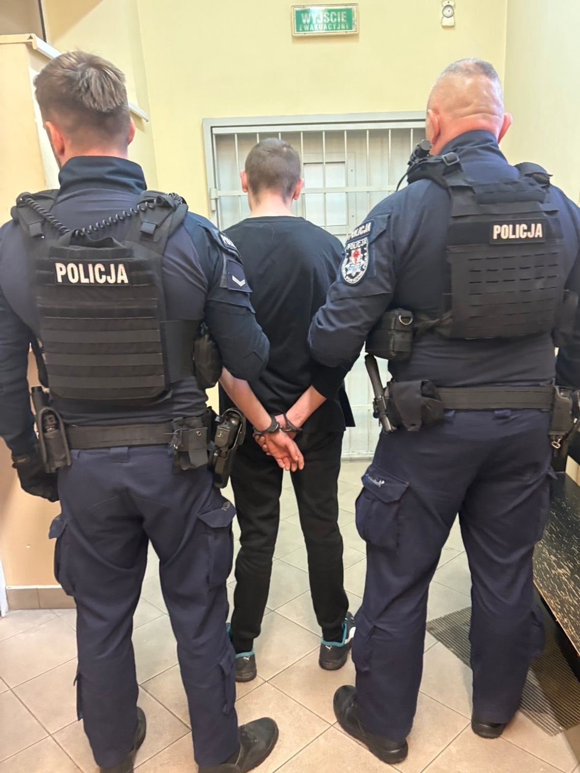 Przyszedł na komendę zgłosić kradzież. Po sprawdzeniu w policyjnych bazach sam trafił za kraty