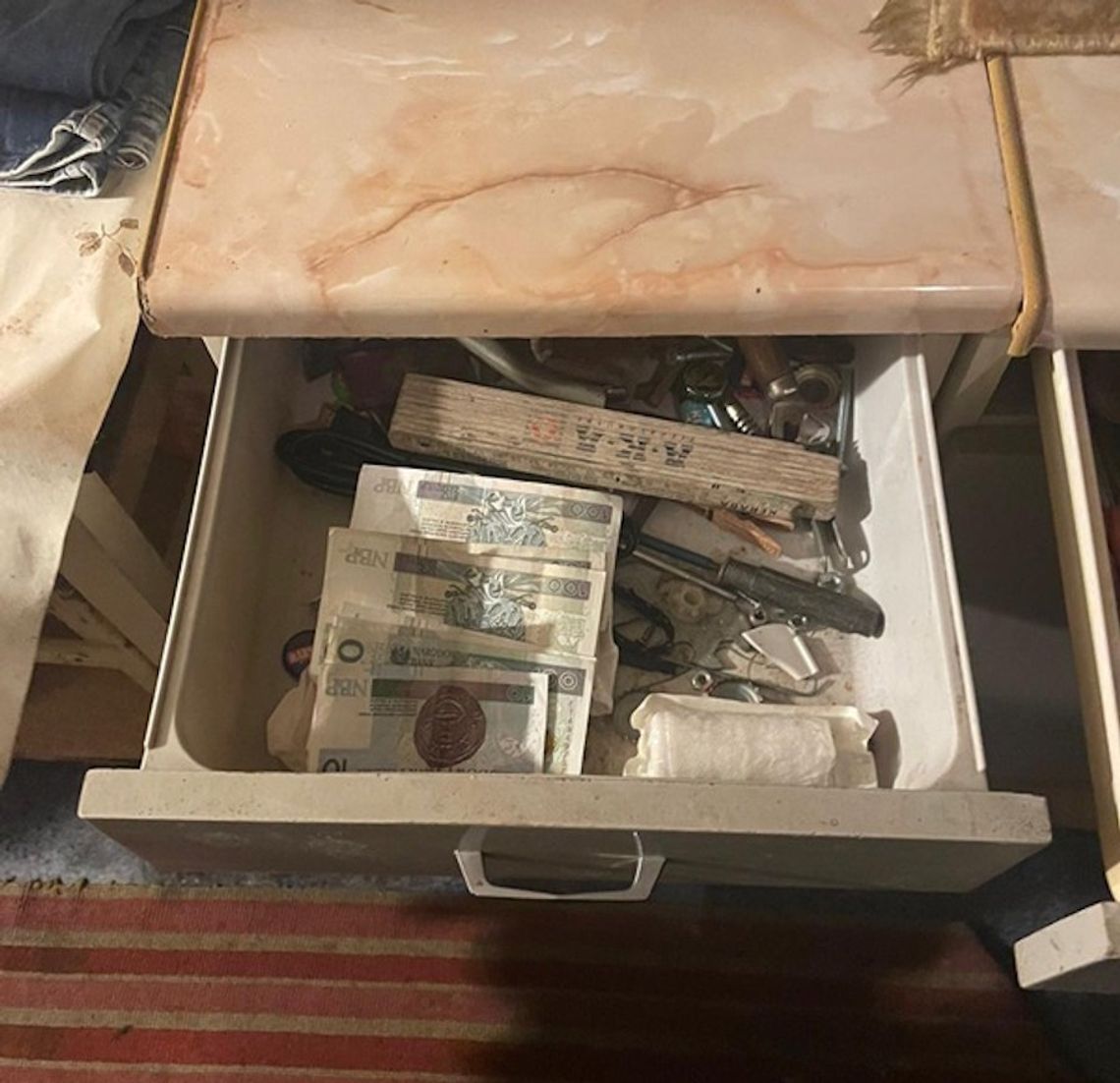 Przyszedł w odwiedziny do dziewczyny. 24-latka spała, więc okradł ją i poszedł pić na miasto Przyszedł w odwiedziny do dziewczyny. 24-latka spała, więc okradł ją i poszedł pić na miasto