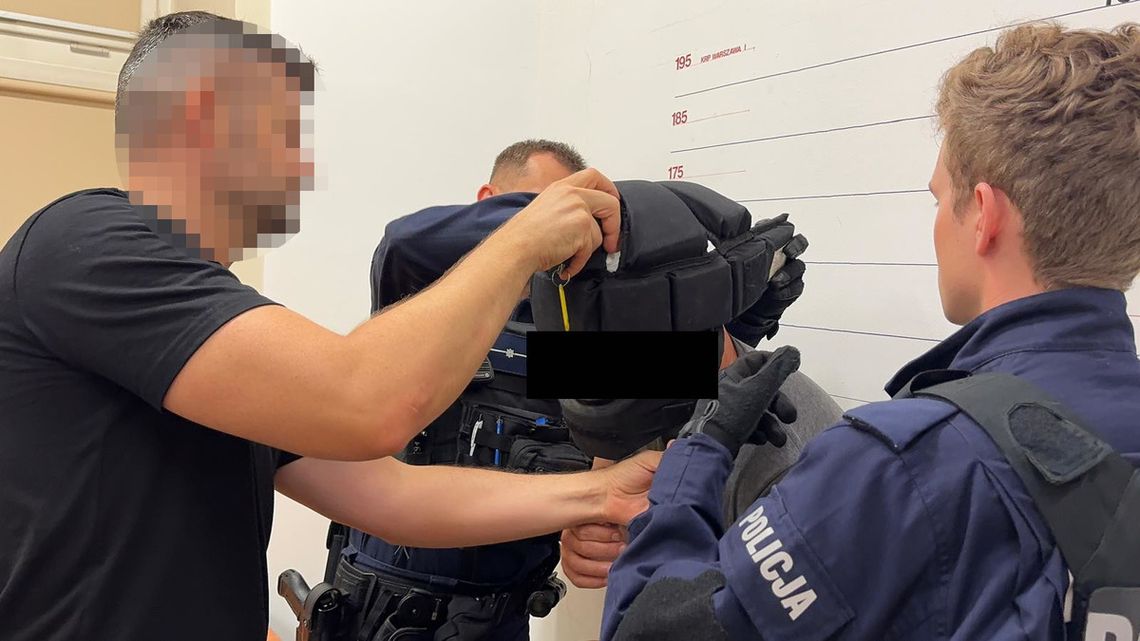 Przytoczył oponę pod restaurację i podłożył ogień. Monitoring nagrał podpalacza [WIDEO]