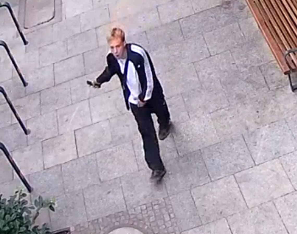 Przywłaszczył telefon wart blisko 2 tysiące złotych. Policja opublikowała zdjęcia i prosi o pomoc Przywłaszczył telefon wart blisko 2 tysiące złotych. Policja opublikowała zdjęcia i prosi o pomoc