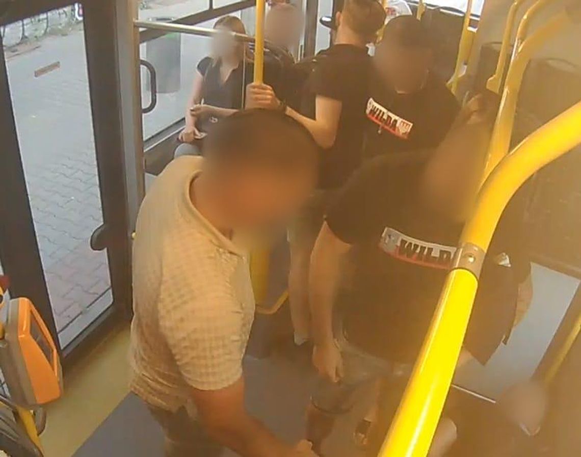 Pseudokibice dokonali rozboju w autobusie. Jeden z nich wpadł na uroczystościach patriotycznych