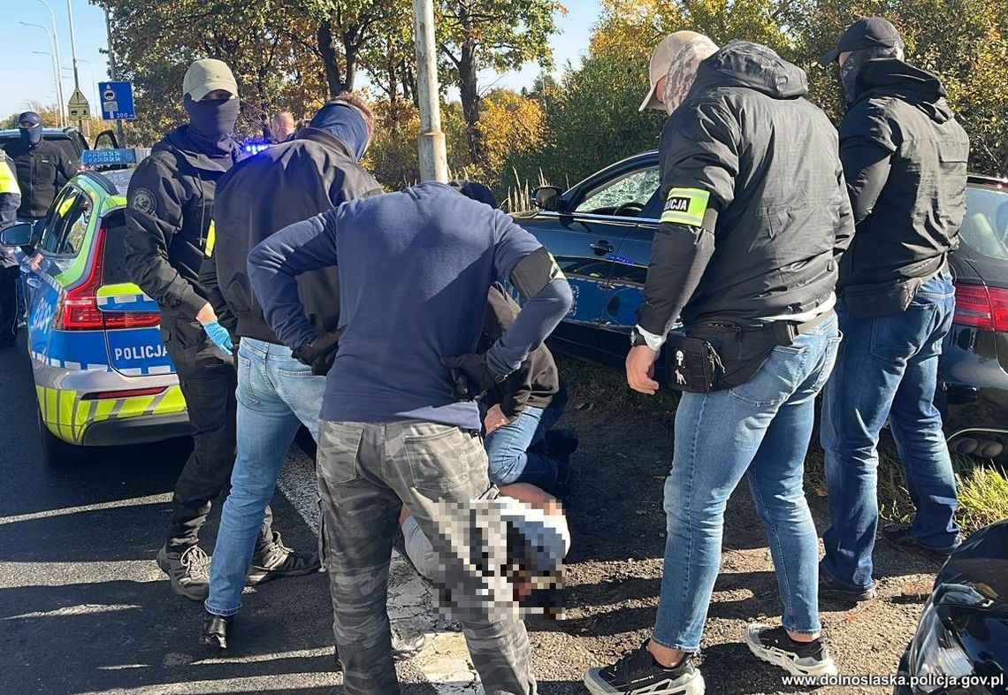 Pseudokibice na celowniku. Policjanci przejęli narkotyki, niebezpieczny sprzęt i skradzione barwy Pseudokibice na celowniku. Policjanci przejęli narkotyki, niebezpieczny sprzęt i skradzione barwy