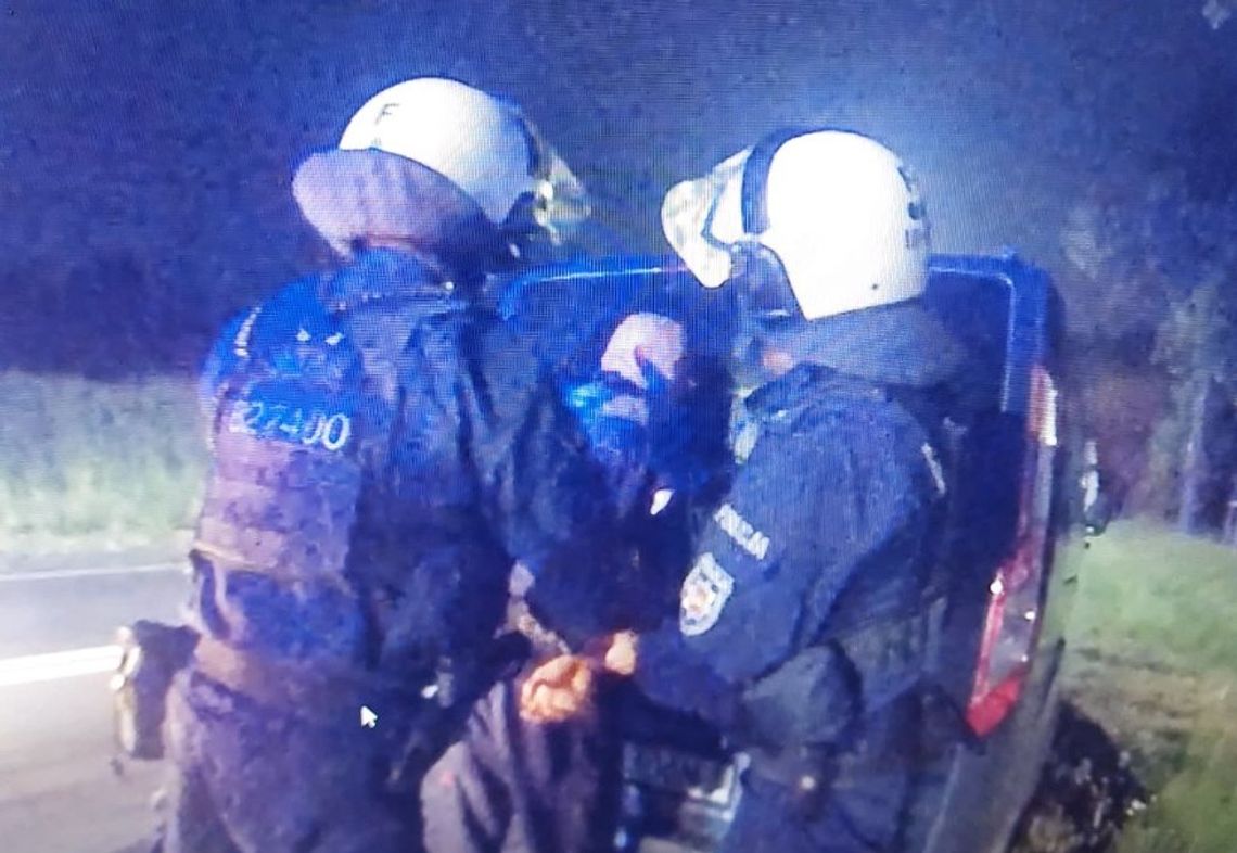 Pseudokibice planowali bijatykę na parkingu przy autostradzie. Policjanci udaremnili ustawkę