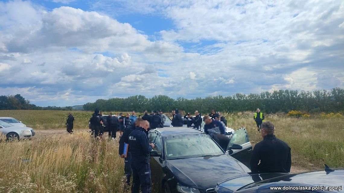 Pseudokibice planowali ustawkę na polu. Policjanci w ostatniej chwili zapobiegli starciu