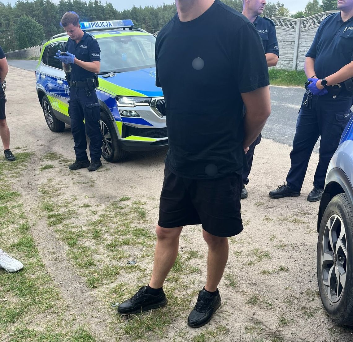Pseudokibice pomylili policjantów z rywalami. Zamaskowani mężczyźni ruszyli do ataku na radiowóz Pseudokibice pomylili policjantów z rywalami. Zamaskowani mężczyźni ruszyli do ataku na radiowóz