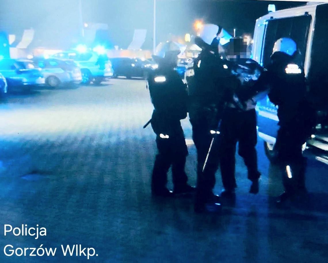 Pseudokibice urządzili zasadzkę na ekspresówce. Policja użyła gazu i pałek przeciwko chuliganom Pseudokibice urządzili zasadzkę na ekspresówce. Policja użyła gazu i pałek przeciwko chuliganom
