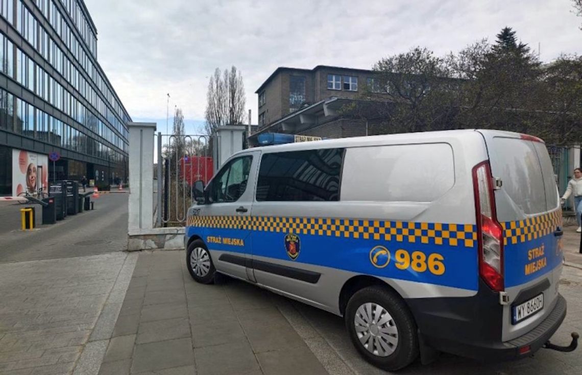 Radioaktywne znalezisko w magazynach na terenie Warszawy. Strażacy usunęli skażone przedmioty Radioaktywne znalezisko w magazynach na terenie Warszawy. Strażacy usunęli skażone przedmioty