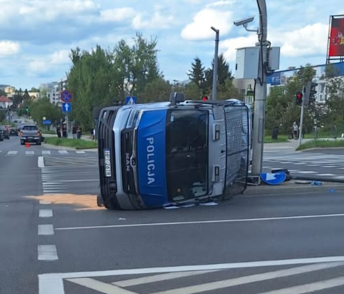 Radiowóz na sygnale staranowany na skrzyżowaniu. W wypadku poszkodowana została policjantka
