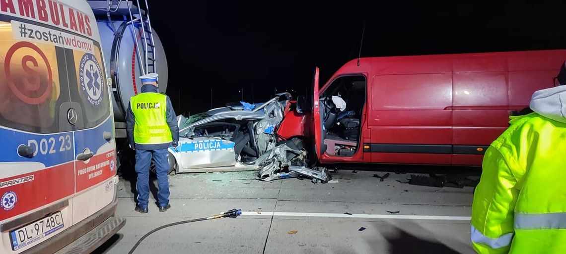 Radiowóz zmiażdżony na autostradzie A4. W wypadku poszkodowani zostali policjanci