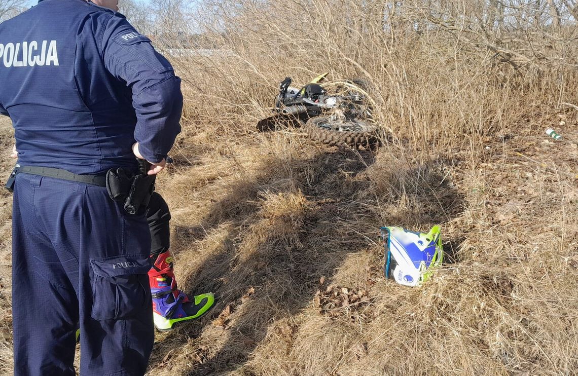 Rajd przez pola i kryjówka w krzakach. 21-letni motocyklista uciekał przed dzielnicowymi