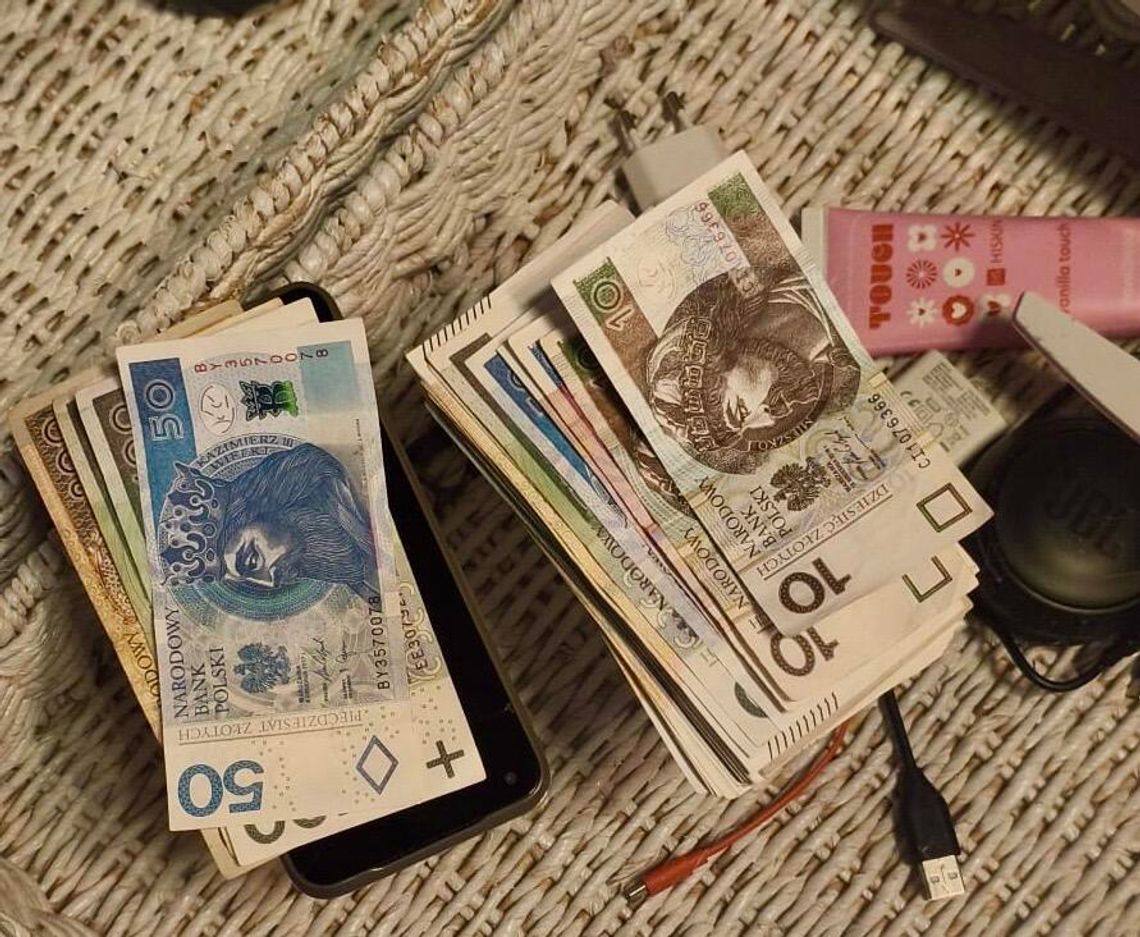 Randka z aplikacji skończyła się fatalnie. Oszust ukradł 30 tysięcy, gdy kobieta brała prysznic