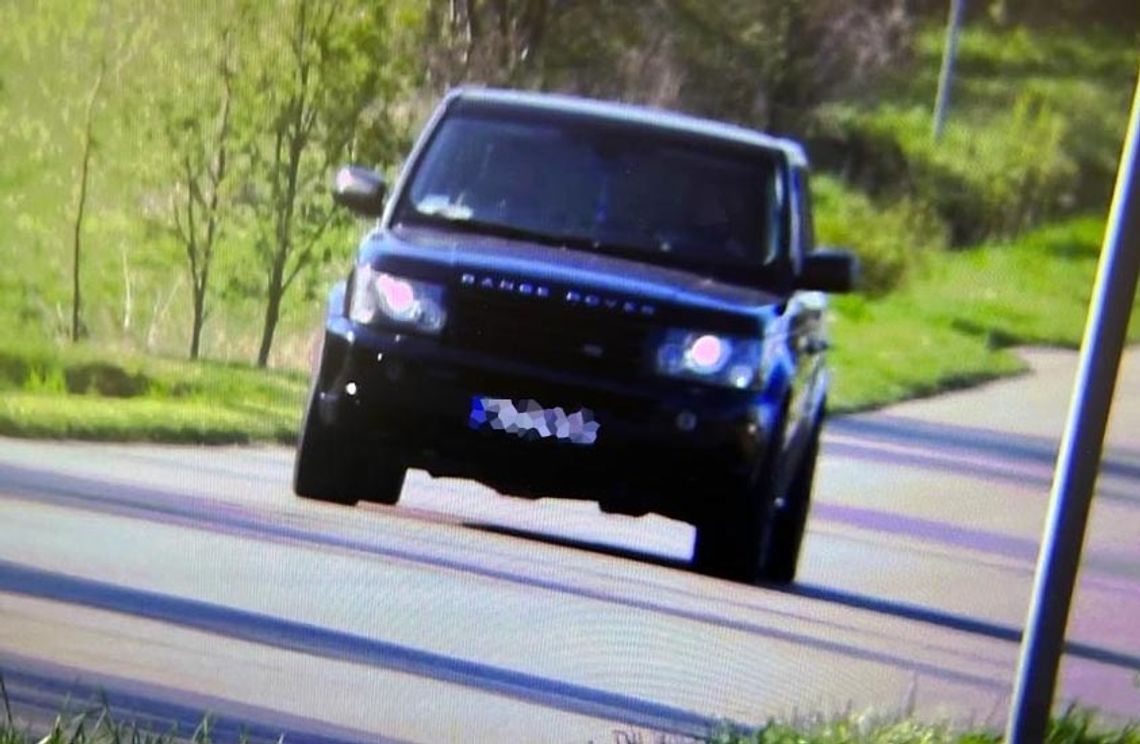 Range Rover pędził w zabudowanym ponad 120 na godzinę. Za kierownicą kobieta. "Śpieszę się do kościoła"