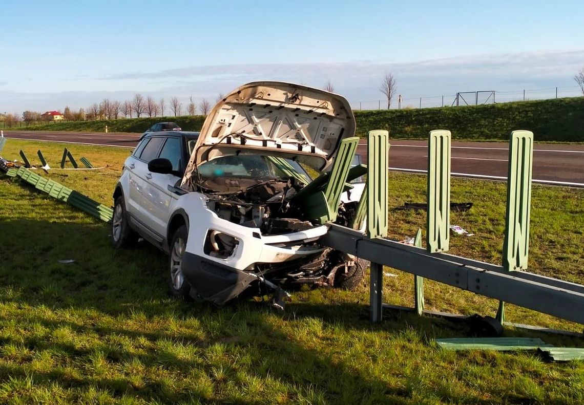 Range rover przebił metalowe bariery na eskpresówce. Ciężko rannego kierowcę zabrał śmigłowiec LPR Range rover przebił metalowe bariery na eskpresówce. Ciężko rannego kierowcę zabrał śmigłowiec LPR