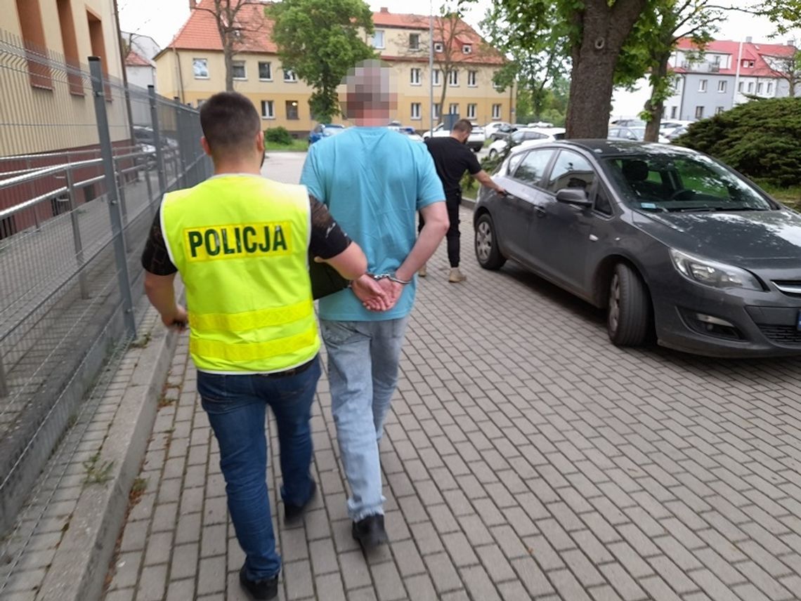 Ranił nożem do tapet sąsiadów, którzy nie chcieli wyjść z jego mieszkania. Pokłócili się o... żwir