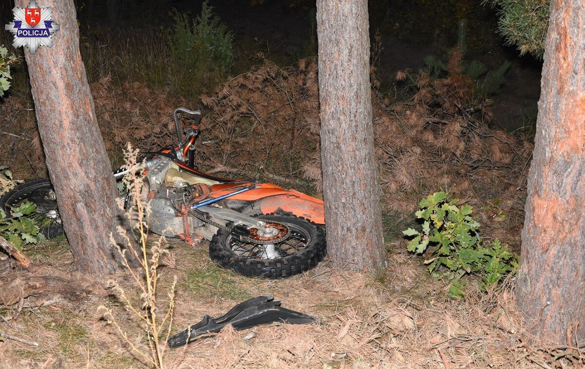 Ranny motocyklista leżał w lesie. Telefon rozładował się, zanim podał miejsce wypadku Ranny motocyklista leżał w lesie. Telefon rozładował się, zanim podał miejsce wypadku