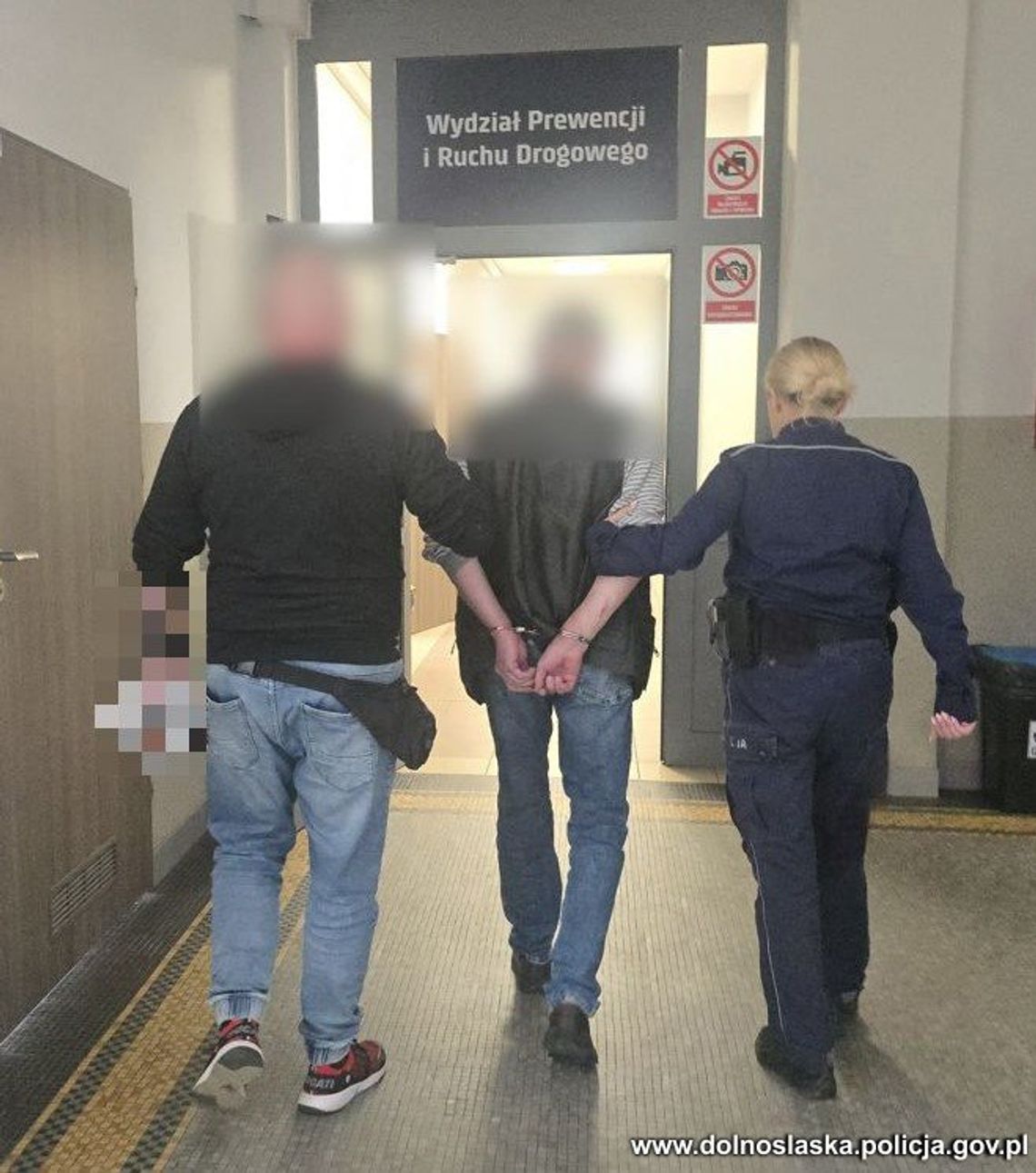 Ratownicy wezwani do pijanego mężczyzny w ośrodku wczasowym. Zaatakował, gdy próbowali mu pomóc