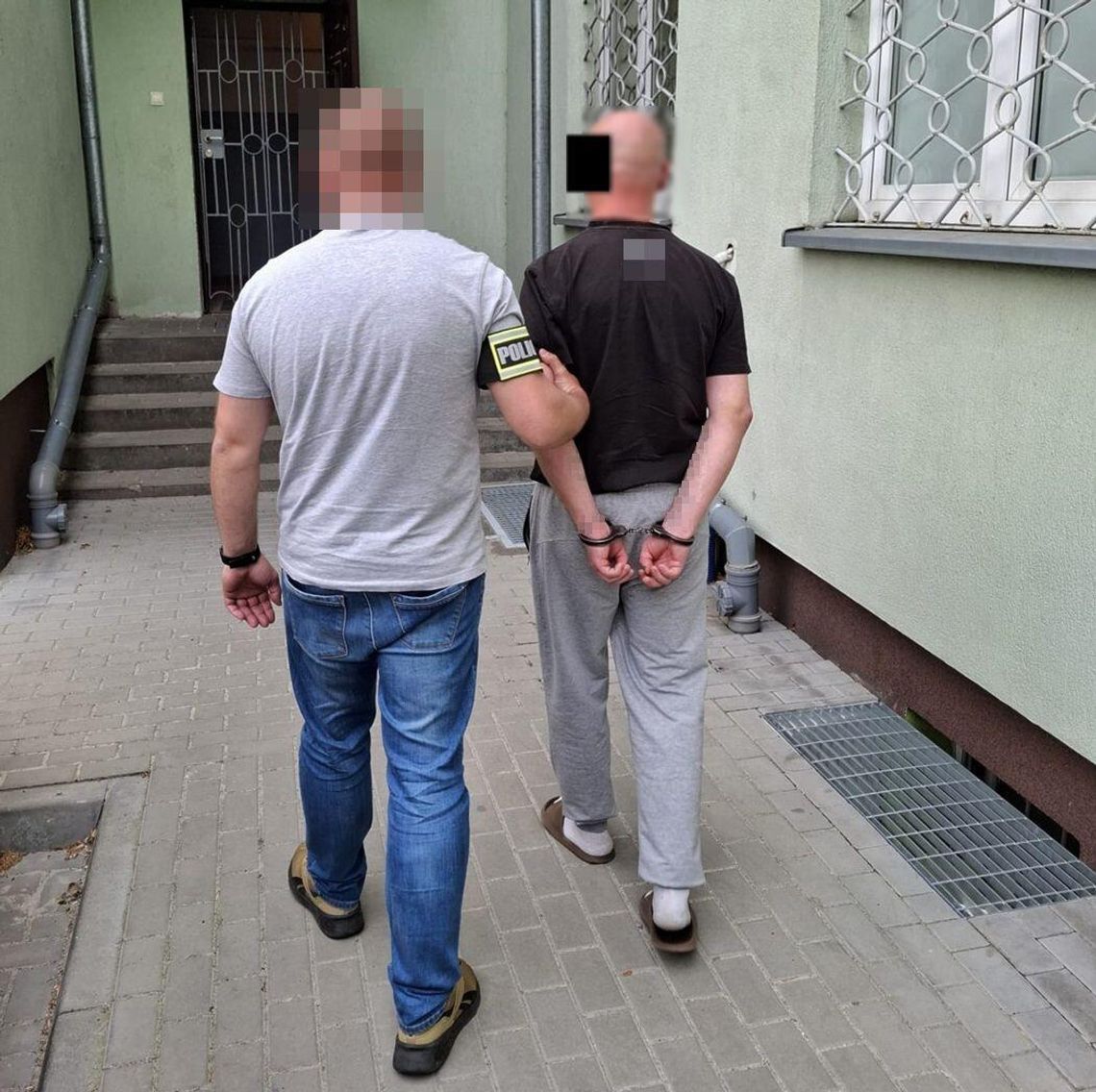 Razem pili, a potem dwóch zaatakowało jednego. Pobity mężczyzna leżał przed klatką Razem pili, a potem dwóch zaatakowało jednego. Pobity mężczyzna leżał przed klatką