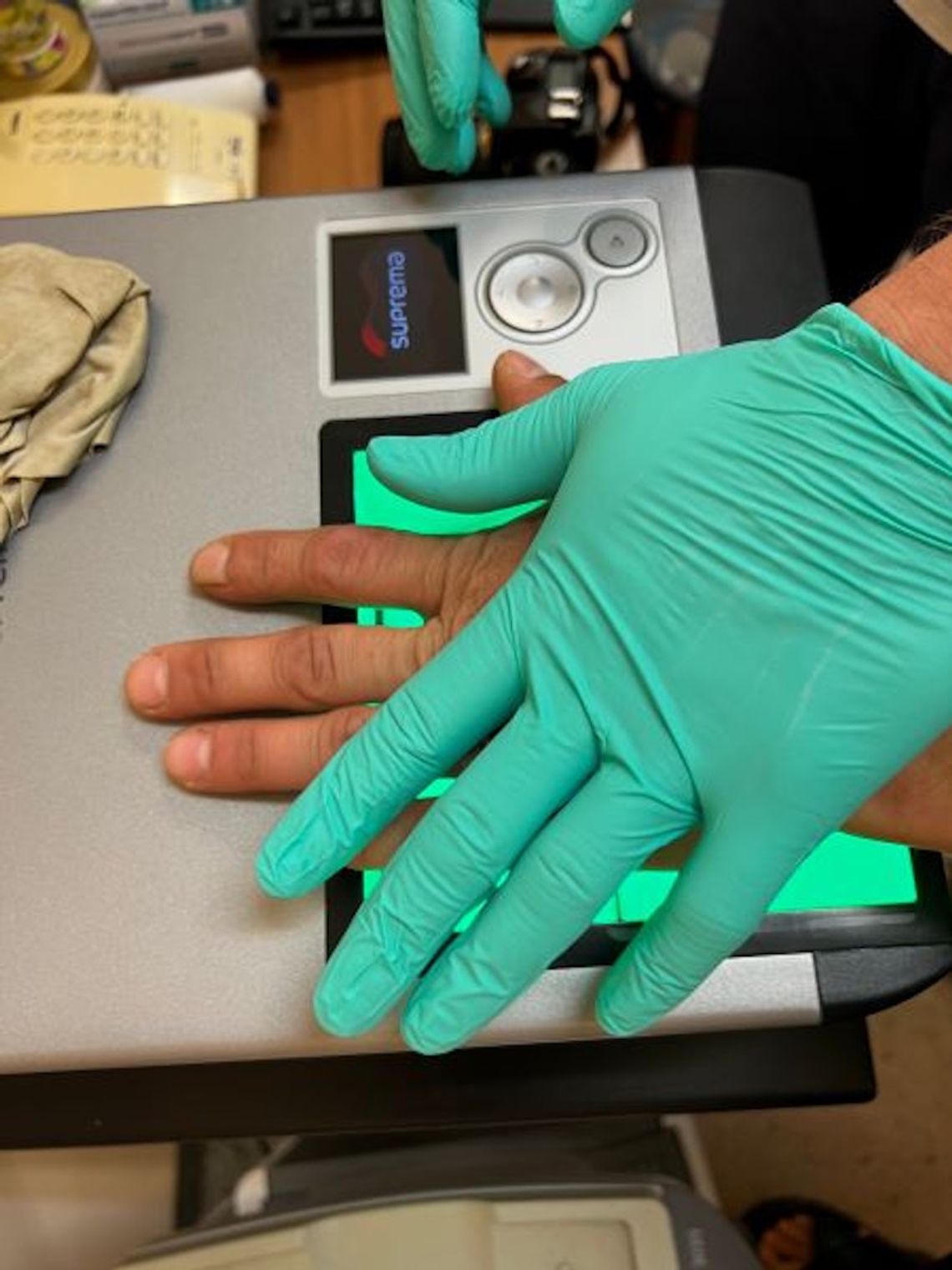 Razem z kolegami napadł na mężczyznę. Bili go i kopali, a na koniec związali smyczą i okradli