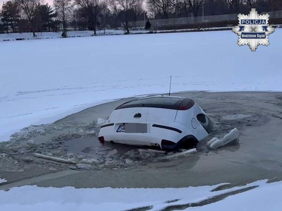 Razem z kumplem jeździł autem po zamarzniętym stawie aż je zatopił. Potem wrzucili film do internetu Komenda Powiatowa Policji w Wodzisławiu Śląskim