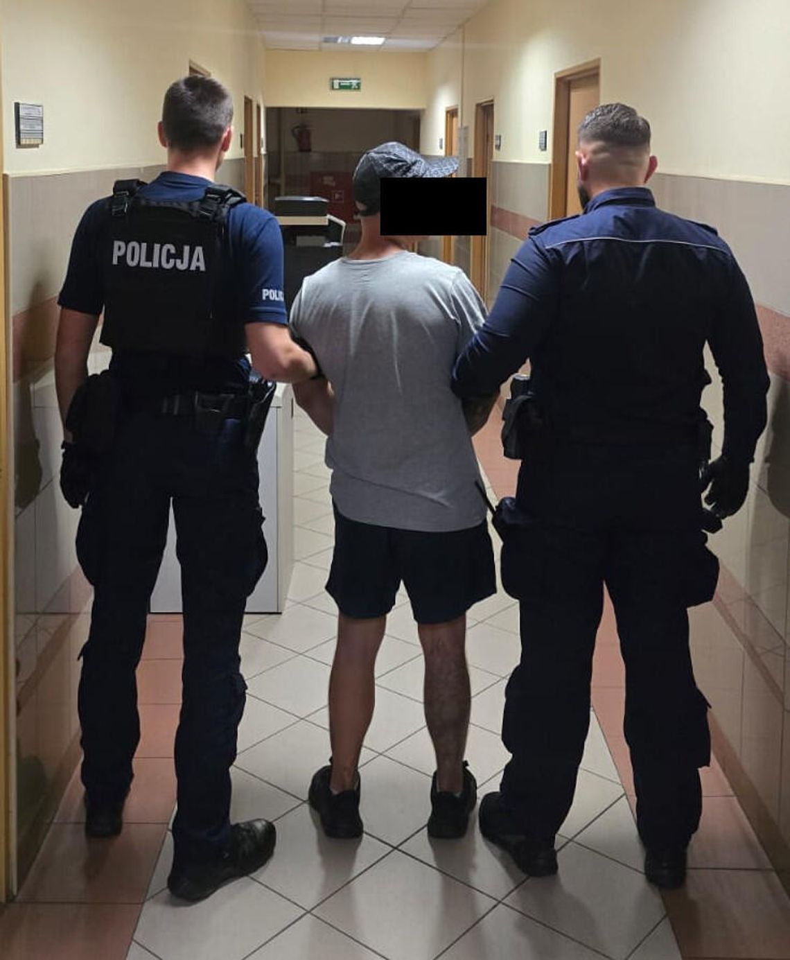 Recydywista atakował kobiety w tramwaju. Zrywał z nich złotą biżuterię i uciekał Recydywista atakował kobiety w tramwaju. Zrywał z nich złotą biżuterię i uciekał