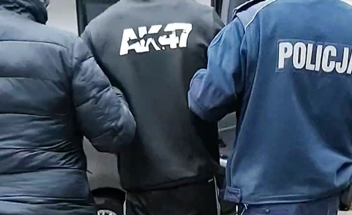 Recydywista chodził po mieście z nożem w ręku. Próbował zaatakować nim psa, ludzie wezwali policję Recydywista chodził po mieście z nożem w ręku. Próbował zaatakować nim psa, ludzie wezwali policję