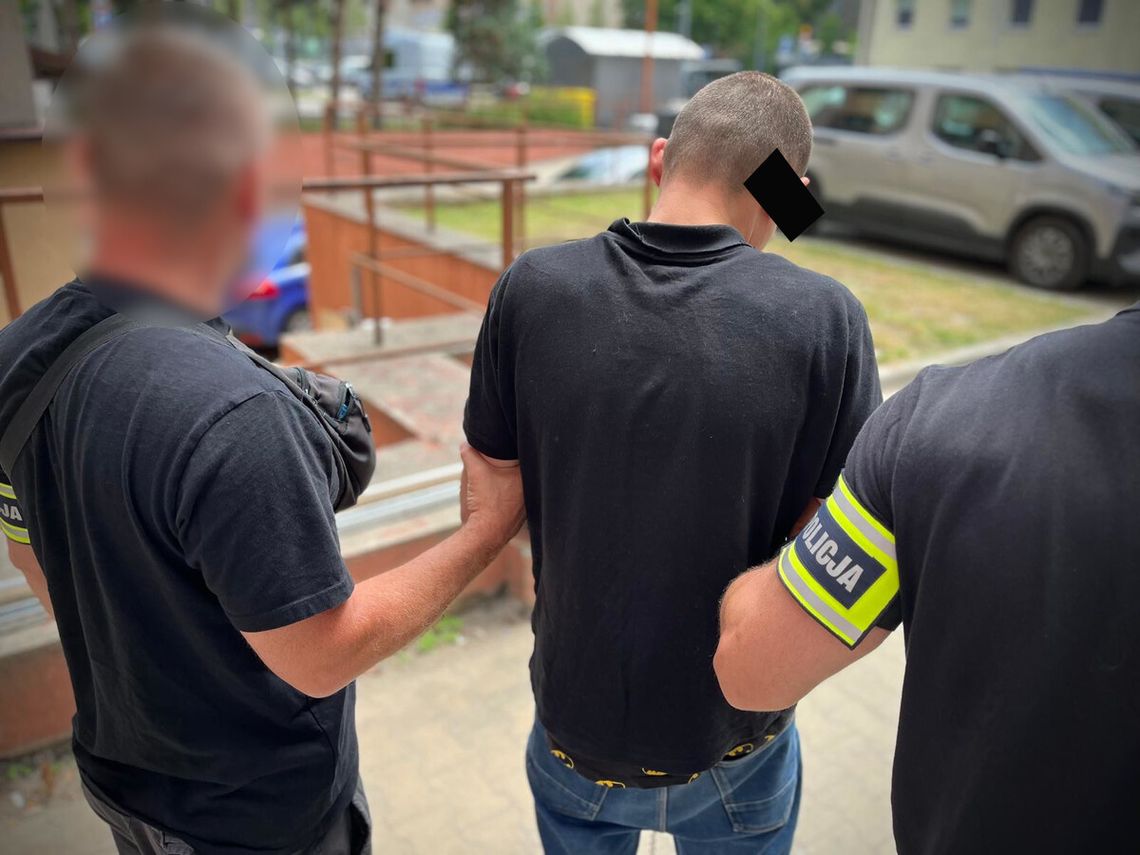 Recydywista kopnął kobietę w głowę, bo niechcący otarła się o jego dziewczynę. Został zatrzymany przez policję