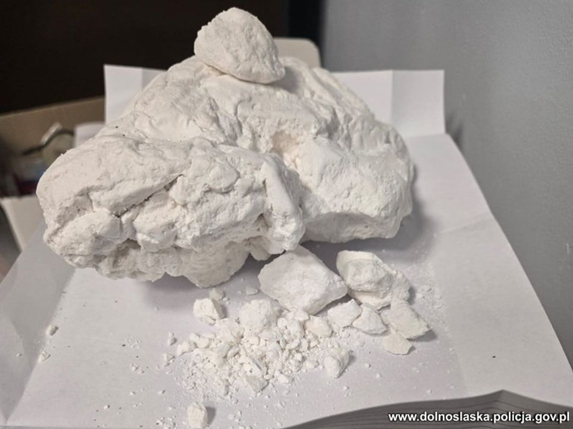 Recydywista miał oryginalną skrytkę na narkotyki. W stole bilardowym ukrył 1,5 kg amfetaminy