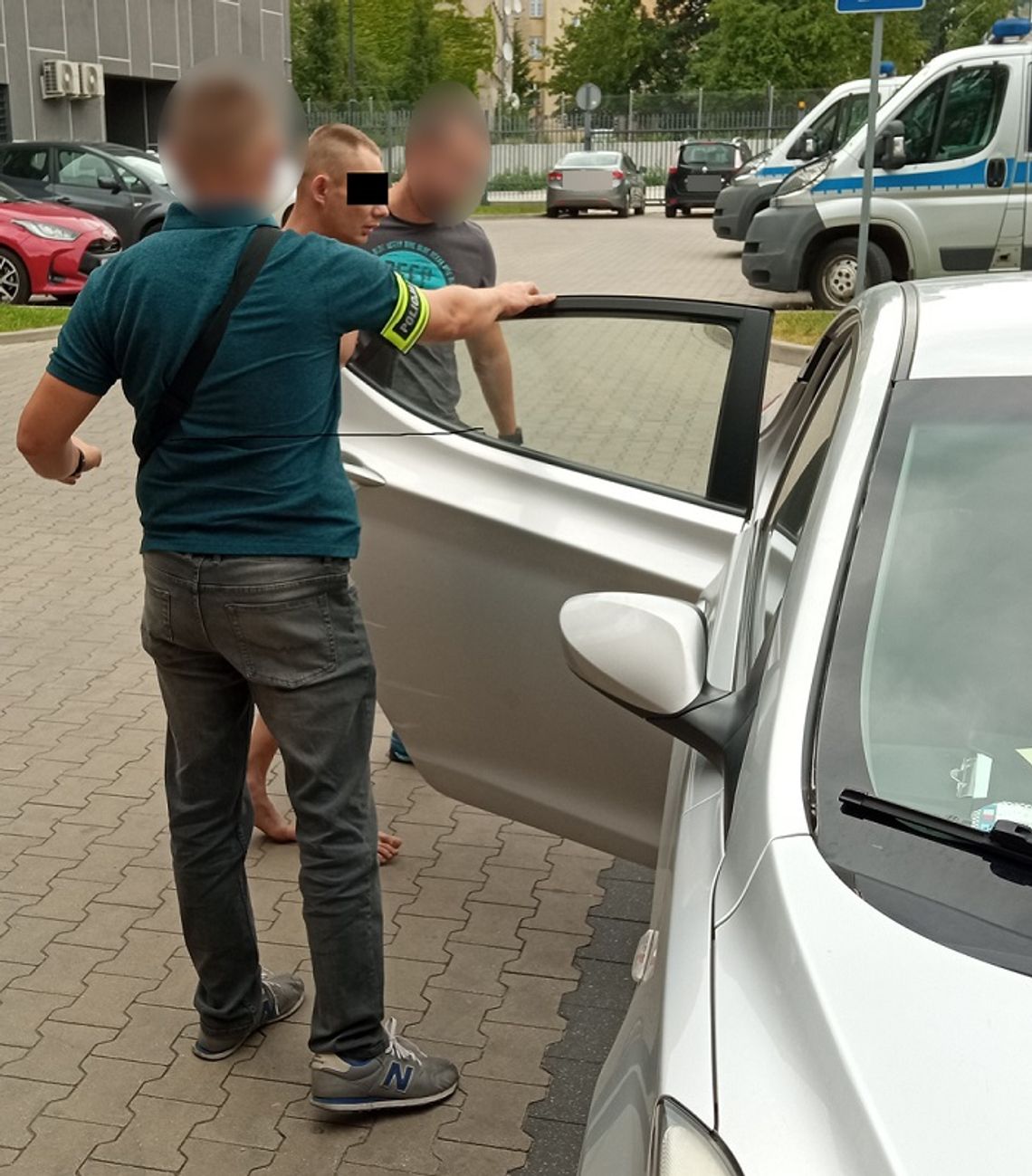 Recydywista ukradł auto i urządził w nim randkę z koleżankę. Wozili się pijani po mieście