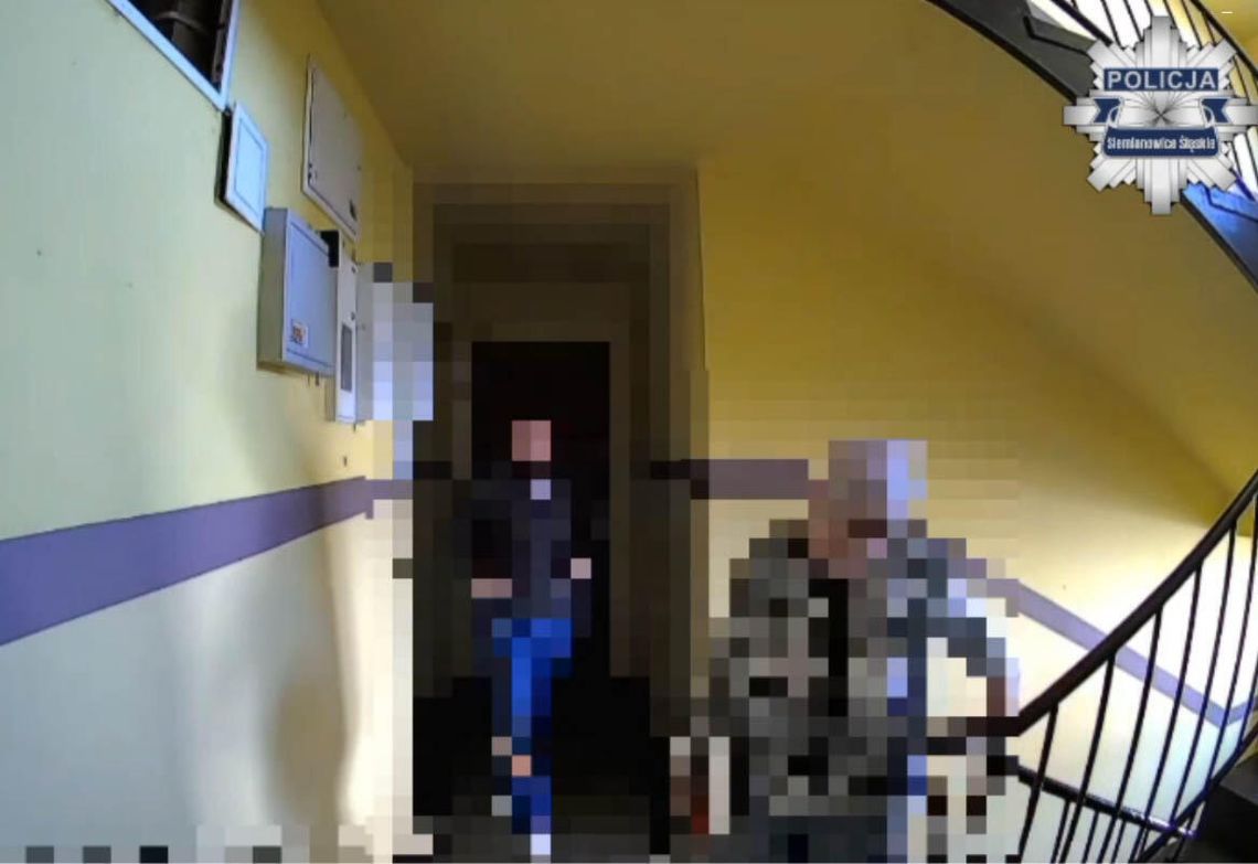 Recydywista zaczaił się na seniorkę i wyrwał jej torebkę. Kobieta spadła ze schodów