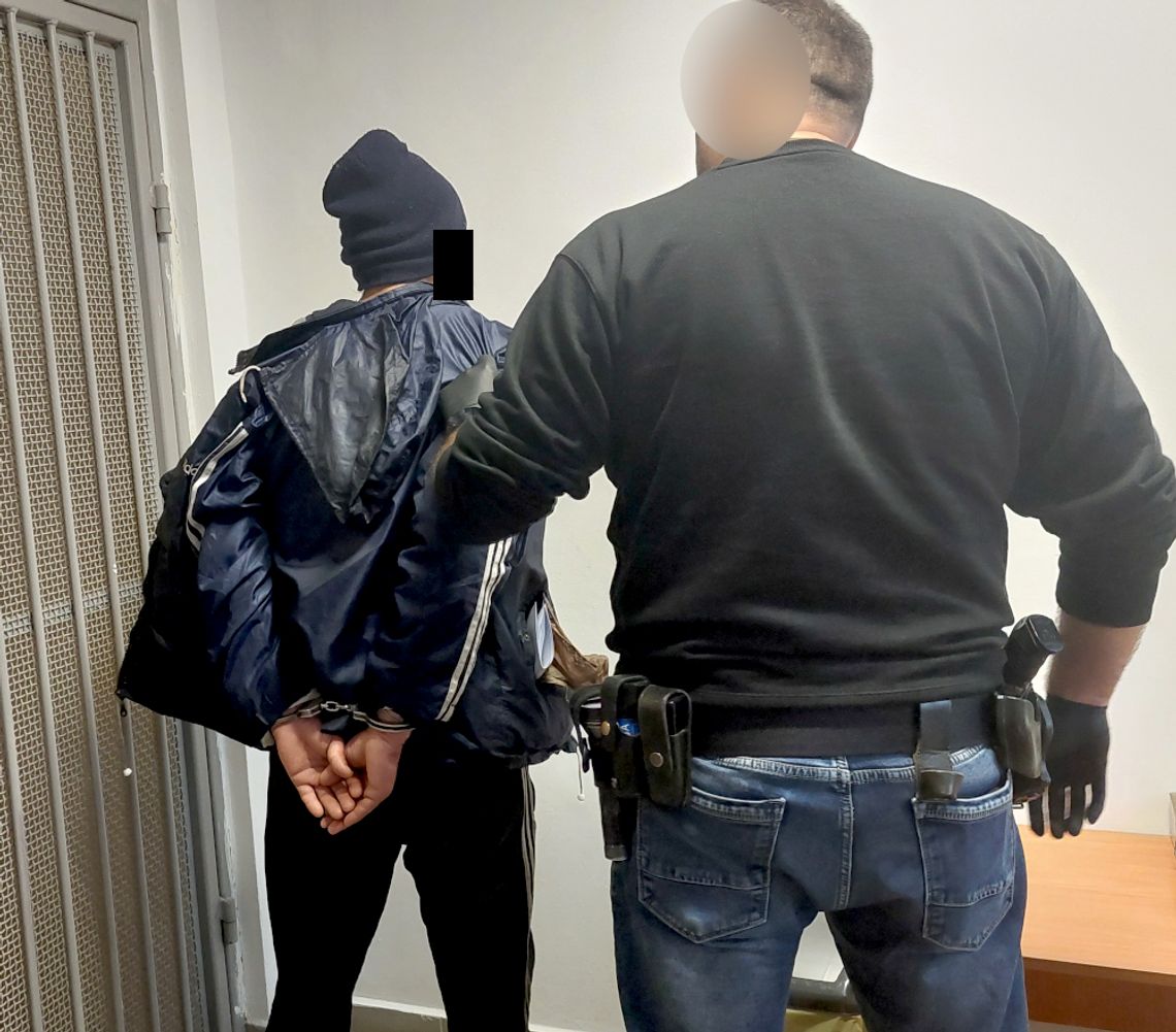 Recydywista zatrzymany po włamaniu do kasy biletowej. 42-latek został tymczasowo aresztowany