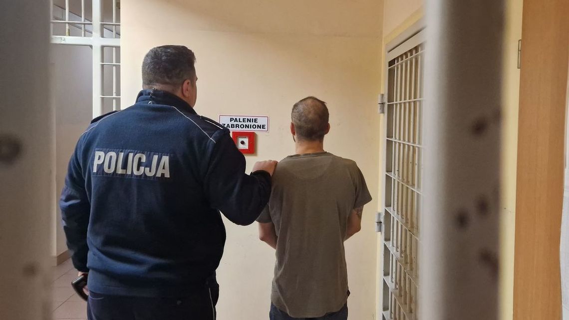 Recydywista znalazł kluczyki na ulicy i postanowił zabrać auto. Po pijaku woził kolegów na mieście