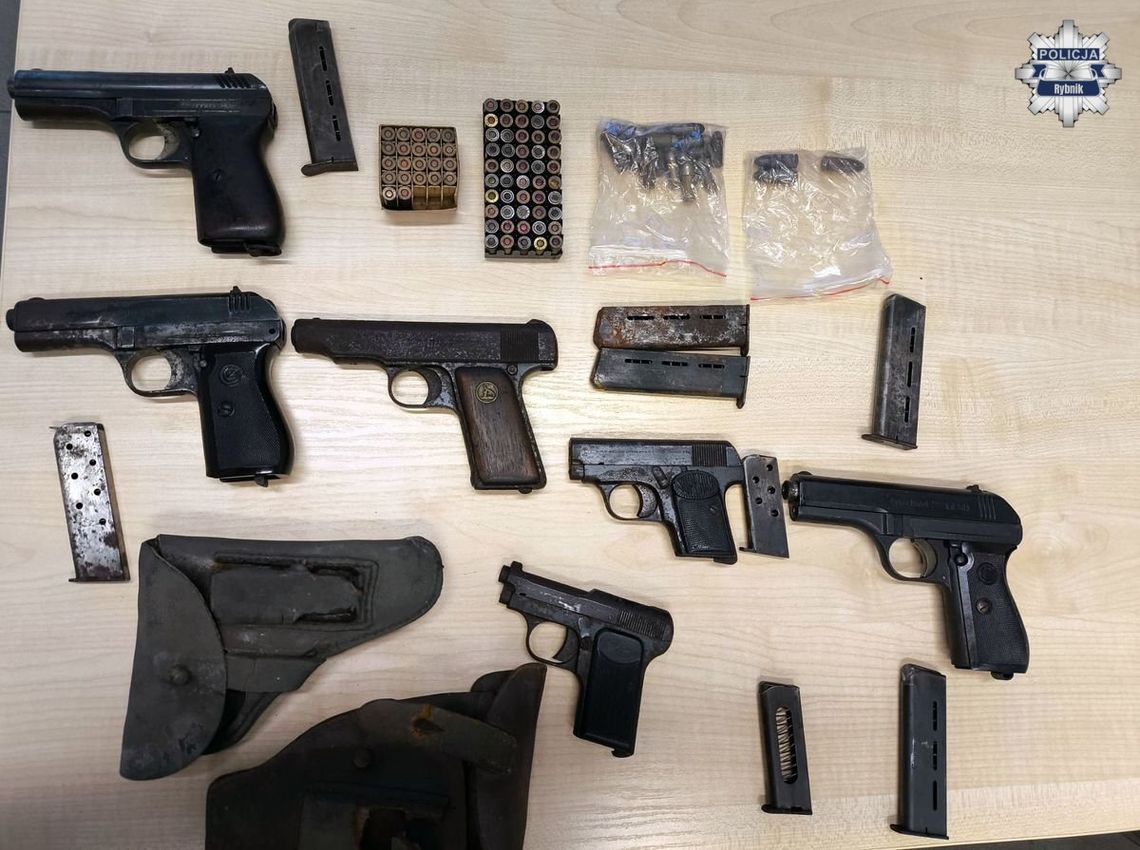 Remontował strych, znalazł sześć pistoletów i amunicję. Wszystko w doskonałym stanie