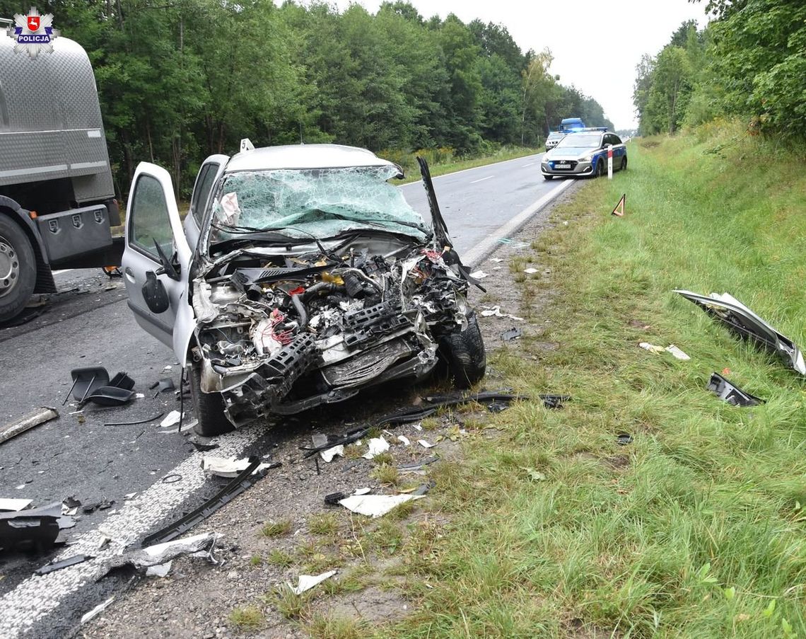 Renault zderzył się czołowo z ciężarowym manem. Kierowca osobówki zginął na miejscu