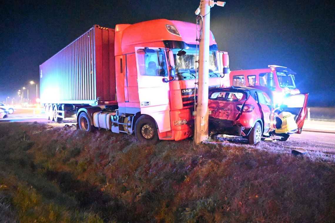 Renault zderzyło się z ciężarówką. Monitoring nagrał wypadek, 34-latka trafiła do szpitala