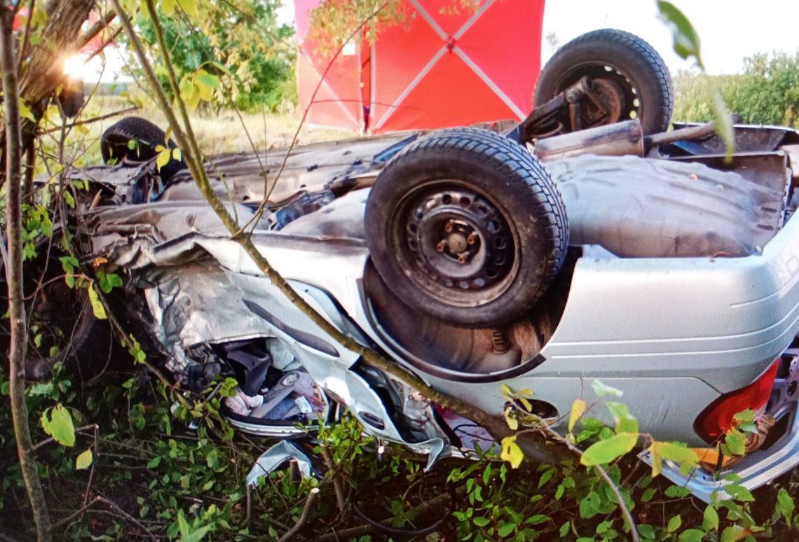 Renault zjechało na przeciwległy pas i zderzyło się z BMW. Jedna osoba zginęła, cztery są ranne Renault zjechało na przeciwległy pas i zderzyło się z BMW. Jedna osoba zginęła, cztery są ranne