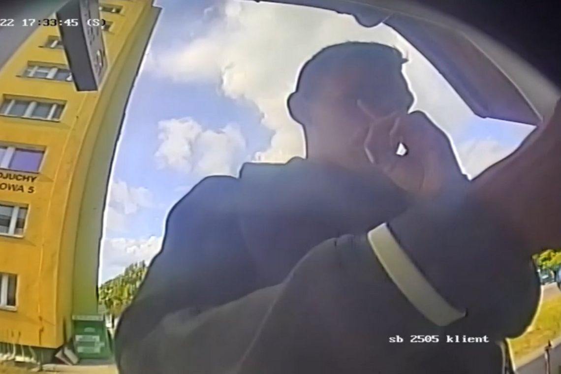 Robił, co mógł, żeby zasłonić swoją buźkę. Wypłacał pieniądze na wyłudzonego blika