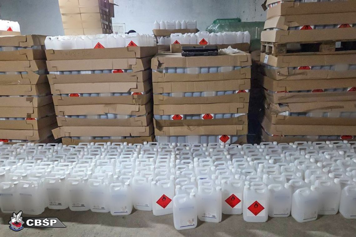 Robili alkohol z płynu do dezynfekcji. CBŚP przejęło tysiące litrów nielegalnego produktu Robili alkohol z płynu do dezynfekcji. CBŚP przejęło tysiące litrów nielegalnego produktu